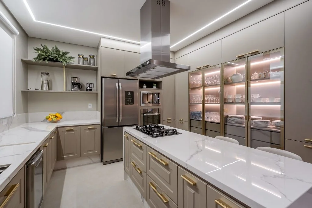 cozinha planejada de mdf e mdp dourado na decoração