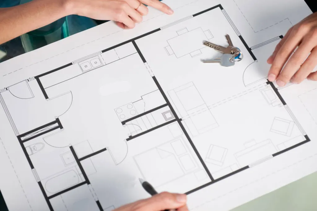 Planta de apartamento sendo analisada antes da compra