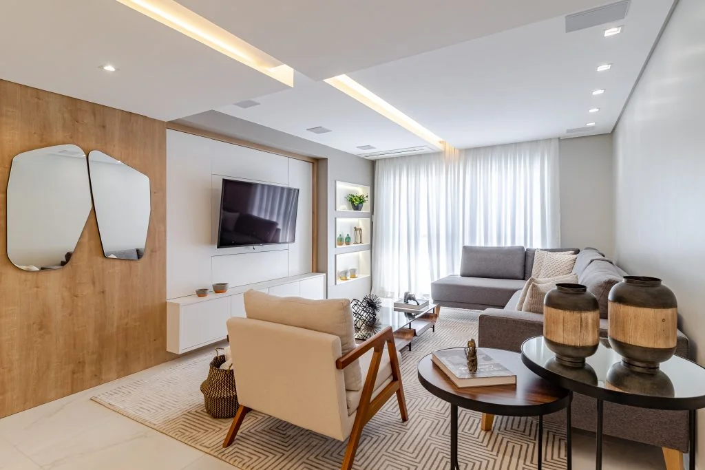 Sala de estar decorada com formas orgânicas e tapete