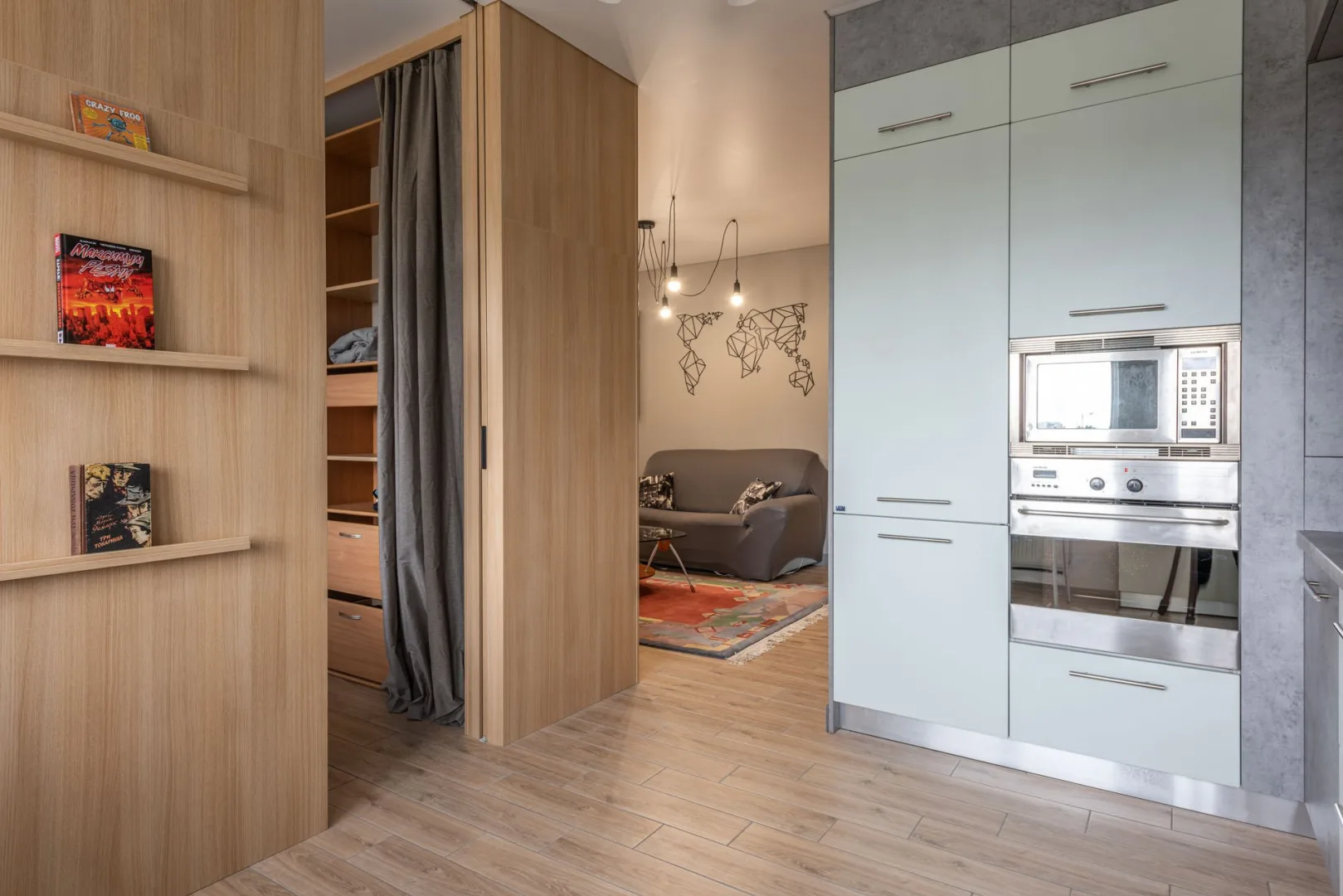 Apartamento com móveis planejados de madeira e cozinha integrada