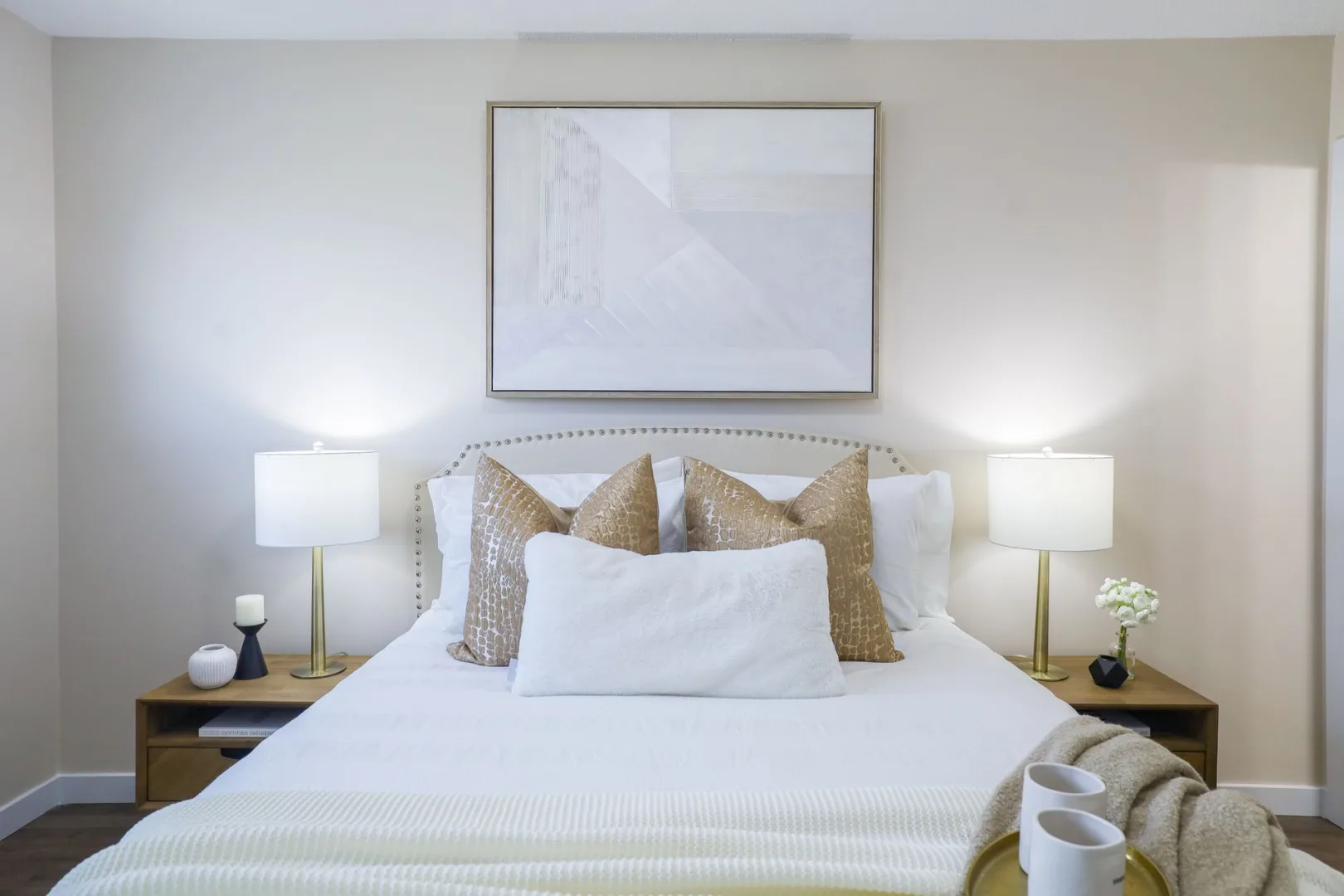 Quarto aconchegante com cama de casal, almofadas e abajures