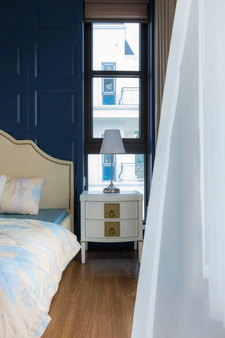 Quarto decorado em tons neutros e pastel