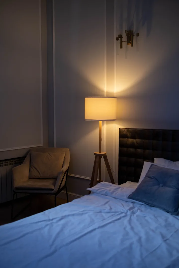 Quarto com poltrona e luminária de chão